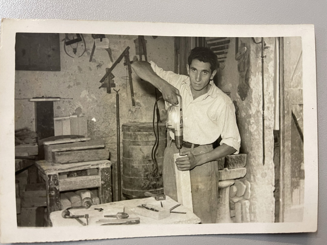 Foto papa Gianni nel laboratorio storico anni 50 Progettiamo e realizziamo bagni in marmo, pietra e quarzo su misura. Lavabi, top, rivestimenti e piatti doccia curati nei minimi dettagli per ambienti raffinati e duraturi.</p>
<p>