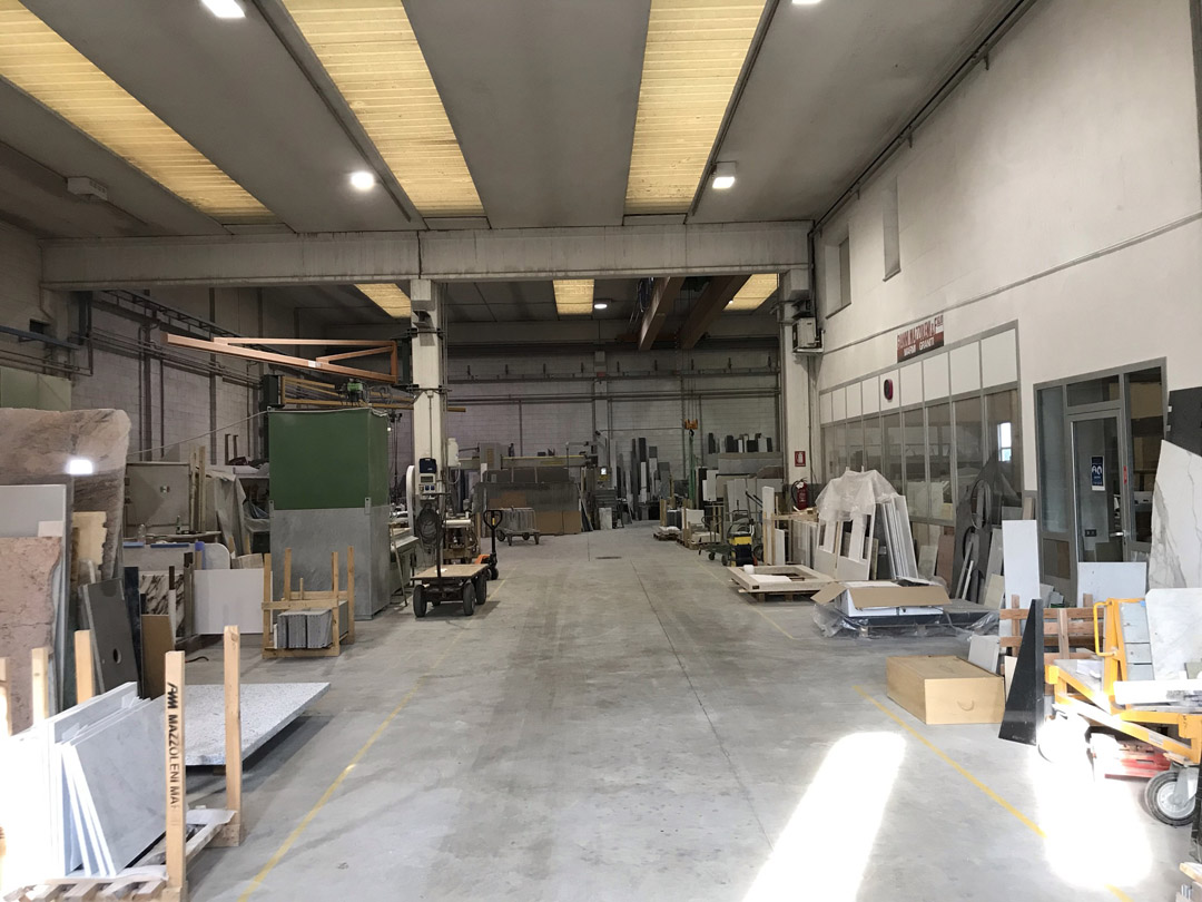 Pavimentazioni e rivestimenti in materiali naturali o tecnici per interni ed esterni. Finiture artigianali e posa di qualità per ambienti unici e su misura.