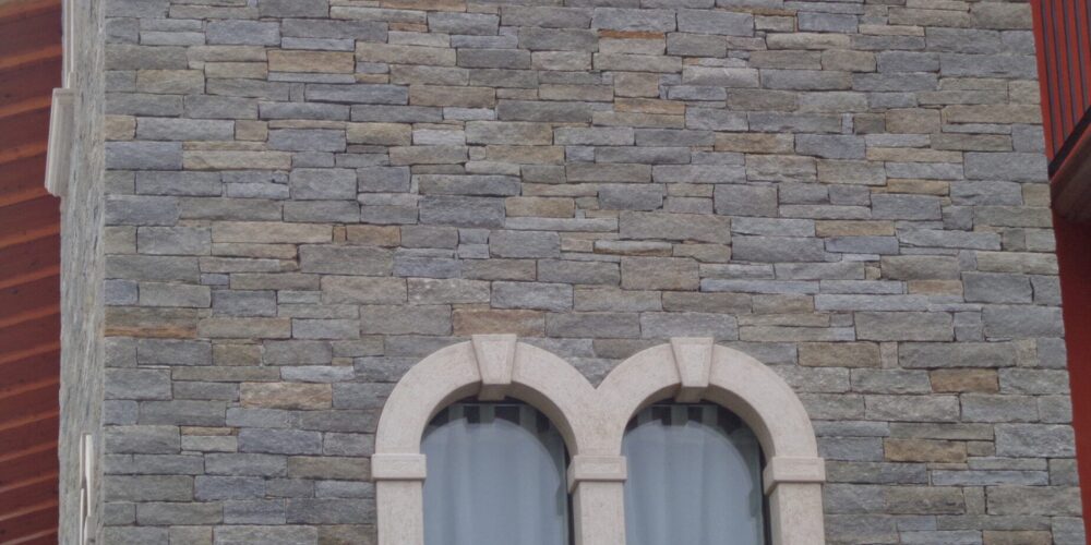 Utilizziamo materiali come ceppo di Gré, granito e gres per creare facciate ventilate o a rivestimento pieno, con finiture resistenti agli agenti atmosferici.</p>
<p>