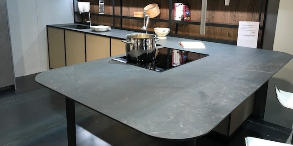 Realizziamo piani cucina in marmo, granito e quarzo, resistenti e personalizzati. Ogni progetto è studiato insieme al cliente per unire estetica, funzionalità e durata.